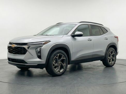 Used 2025 Chevrolet Trax LT w/ LT Convenience Package image 3