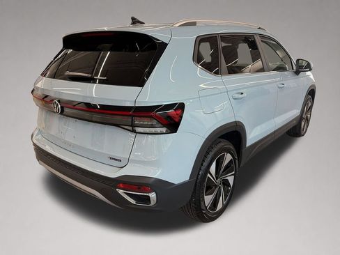 Certified 2025 Volkswagen Taos SE w/ Panoramic Sunroof Package AWD/4WD image 3