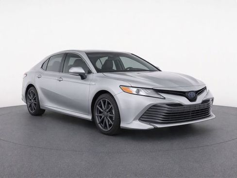Certified 2020 Toyota Camry XLE FWD image 1