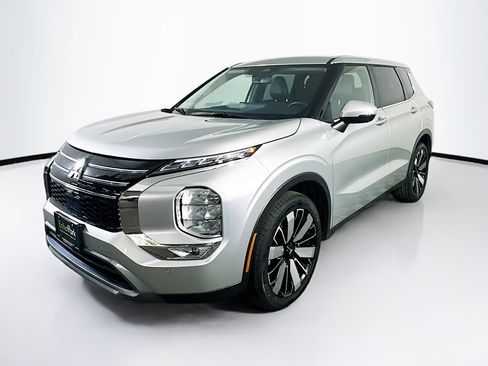 Used 2025 Mitsubishi Outlander SE image 3