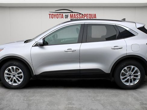Used 2020 Ford Escape SE image 2