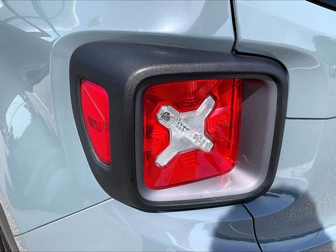 Used 2016 Jeep Renegade Trailhawk w/ Premium Trailhawk Package AWD/4WD image 27