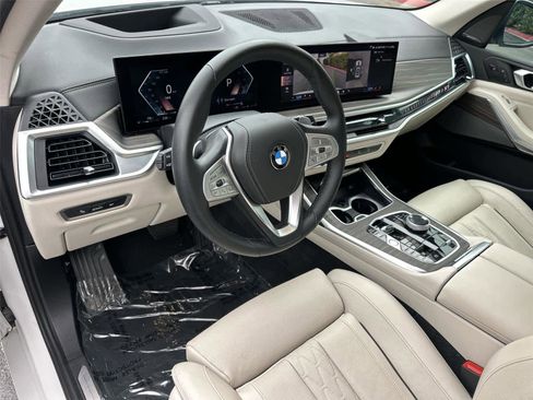 Used 2025 BMW X7 xDrive40i w/ Executive Package image 2