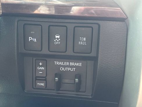 Used 2016 Toyota Tundra Limited w/ Limited Premium Package RWD image 18