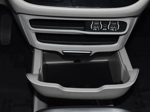 Certified 2024 Chrysler Pacifica Touring-L image 20