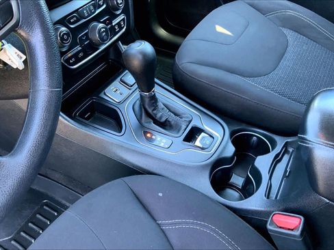 Used 2019 Jeep Cherokee Latitude w/ Popular Appearance Group FWD image 17