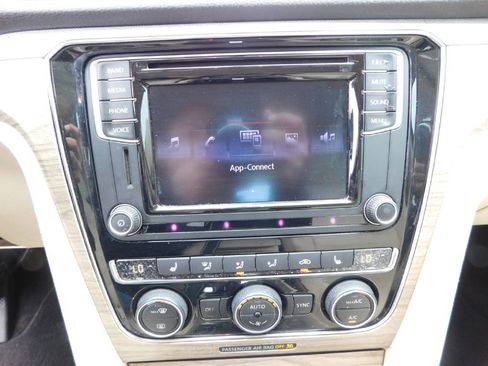 Used 2016 Volkswagen Passat 1.8T SE w/ Lighting Package (P06) image 32