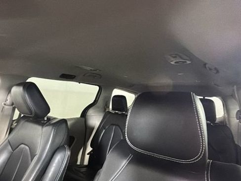 Used 2023 Chrysler Pacifica Touring-L FWD image 12