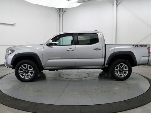 Used 2022 Toyota Tacoma TRD Off-Road w/ Technology Package AWD/4WD image 4