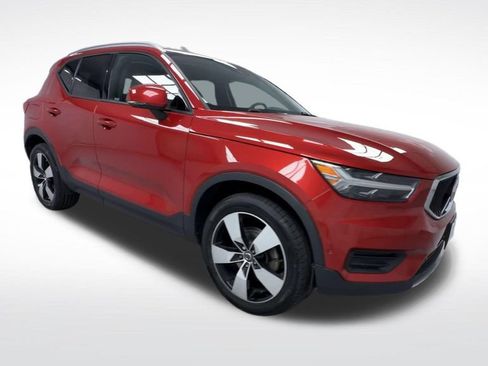 Used 2019 Volvo XC40 T4 Momentum FWD image 2