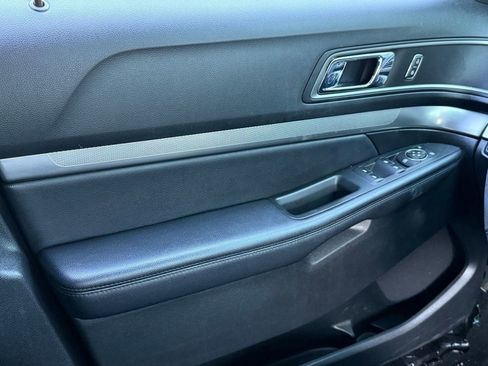 Used 2018 Ford Explorer XLT image 29