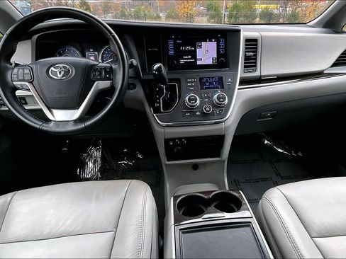 Used 2017 Toyota Sienna XLE image 16