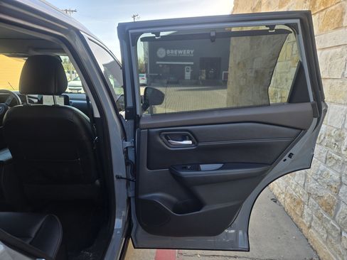 Used 2022 Nissan Rogue SL w/ SL Premium Package image 10