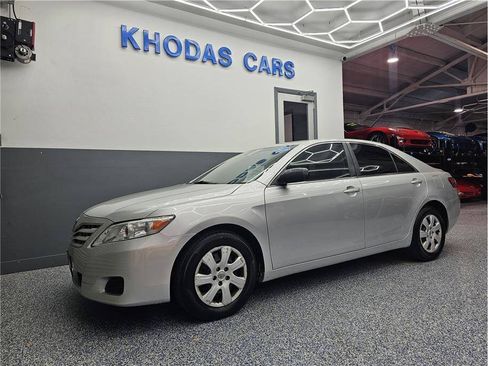 Used 2011 Toyota Camry LE FWD image 2