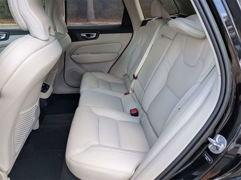 Certified 2023 Volvo XC60 B5 Ultimate w/ Climate Package image 13