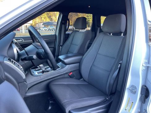 Used 2021 Jeep Grand Cherokee Laredo image 17