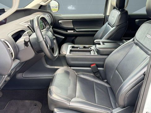 Used 2025 Ford Expedition Platinum AWD/4WD image 5