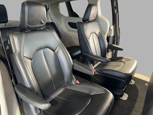 Used 2023 Chrysler Pacifica Touring-L image 21