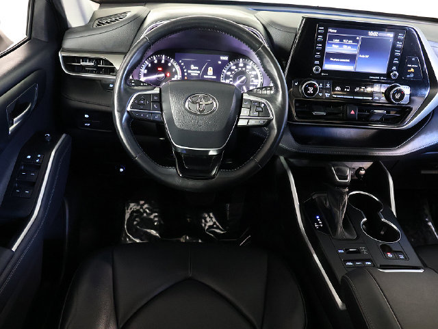 Used 2021 Toyota Highlander XLE AWD/4WD image 3