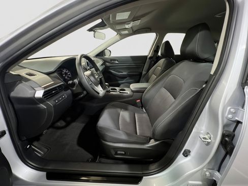 Used 2025 Nissan Altima 2.5 SV FWD image 14