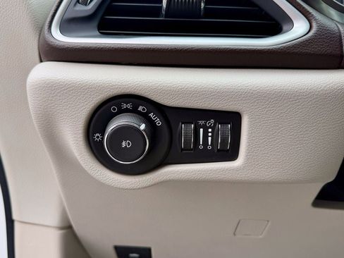 Used 2017 Chrysler Pacifica Touring-L FWD image 11