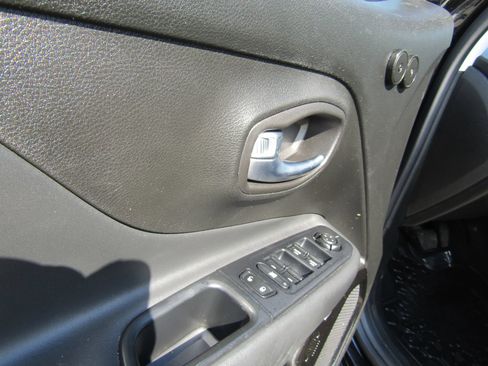 Used 2018 Jeep Renegade Altitude FWD image 21
