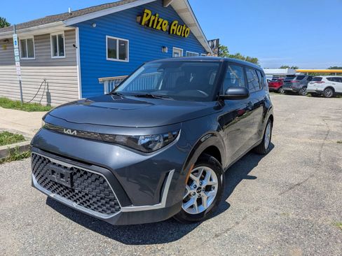 Used 2024 Kia Soul LX w/ Option Group 015 FWD image 2