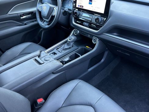 Used 2025 Toyota Grand Highlander AWD image 19