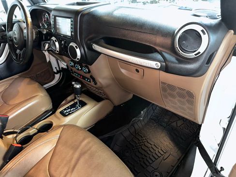 Used 2016 Jeep Wrangler Unlimited Rubicon w/ Connectivity Group AWD/4WD image 33