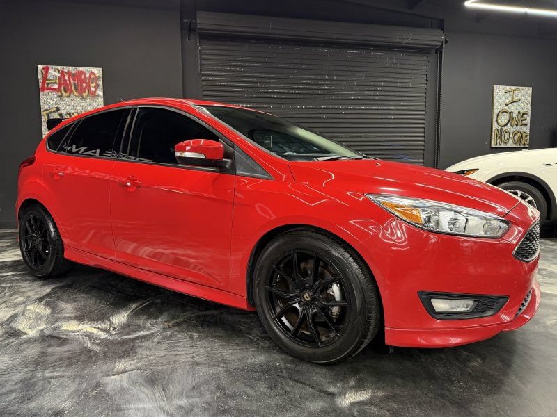 Used 2015 Ford Focus SE w/ SE Sport Package FWD image 3