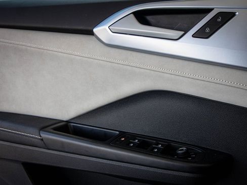 Certified 2025 Volkswagen Taos SE w/ Panoramic Sunroof Package FWD image 20