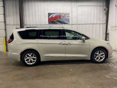 Used 2019 Chrysler Pacifica Touring-L Plus w/ Advanced Safetytec Group FWD image 6