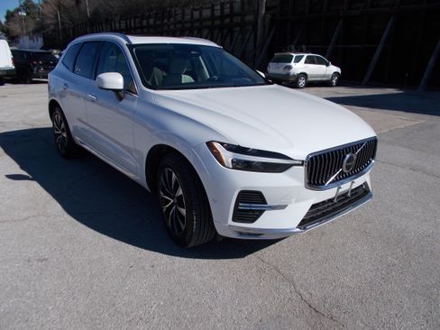 Used 2023 Volvo XC60 B5 Plus image 3