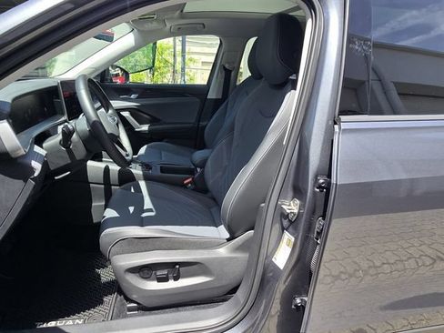 Certified 2025 Volkswagen Tiguan SE w/ Panoramic Sunroof Package AWD/4WD image 12