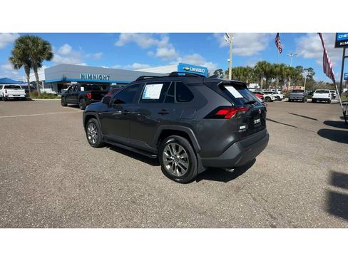 Used 2022 Toyota RAV4 XLE Premium image 4