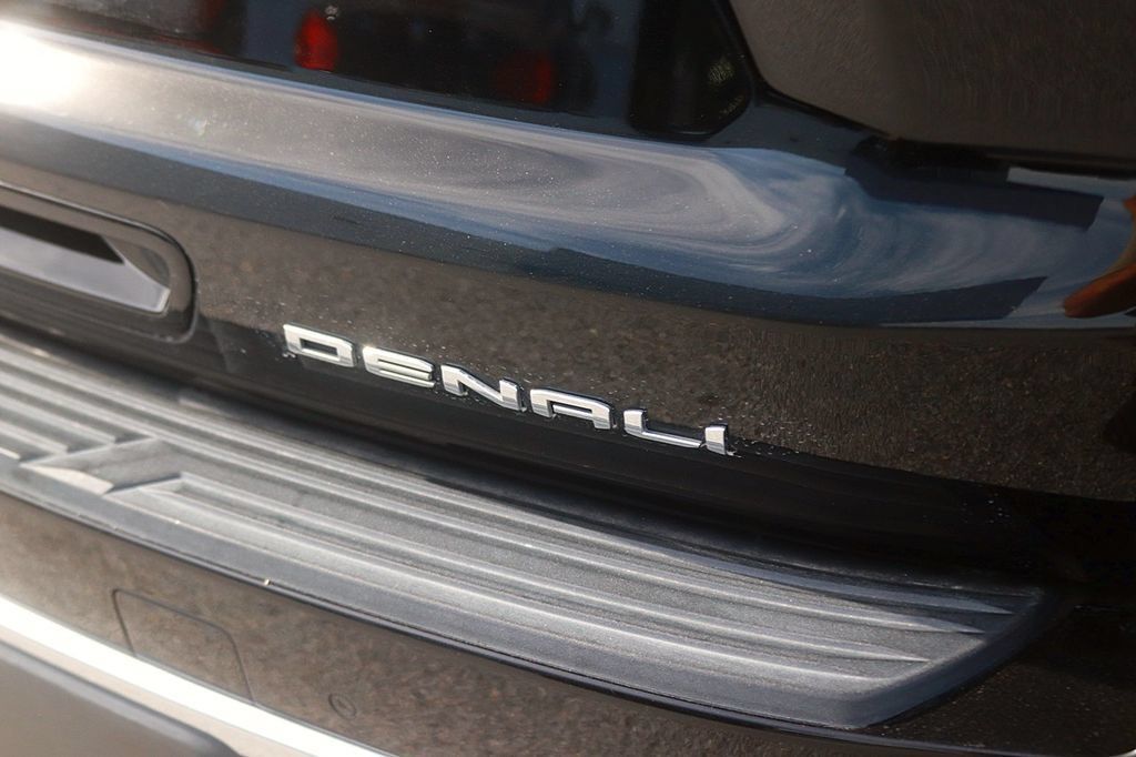 Used 2021 GMC Yukon XL Denali w/ Denali Premium Package AWD/4WD image 9