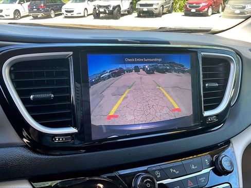 Used 2023 Chrysler Pacifica Touring-L FWD image 14