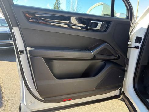 Used 2022 Porsche Cayenne Platinum Edition image 12
