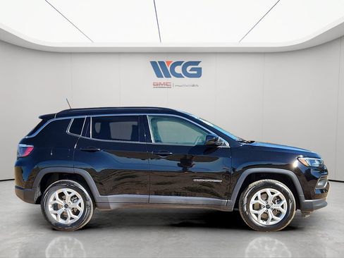 Used 2025 Jeep Compass Latitude w/ Sun & Sound Group AWD/4WD image 2