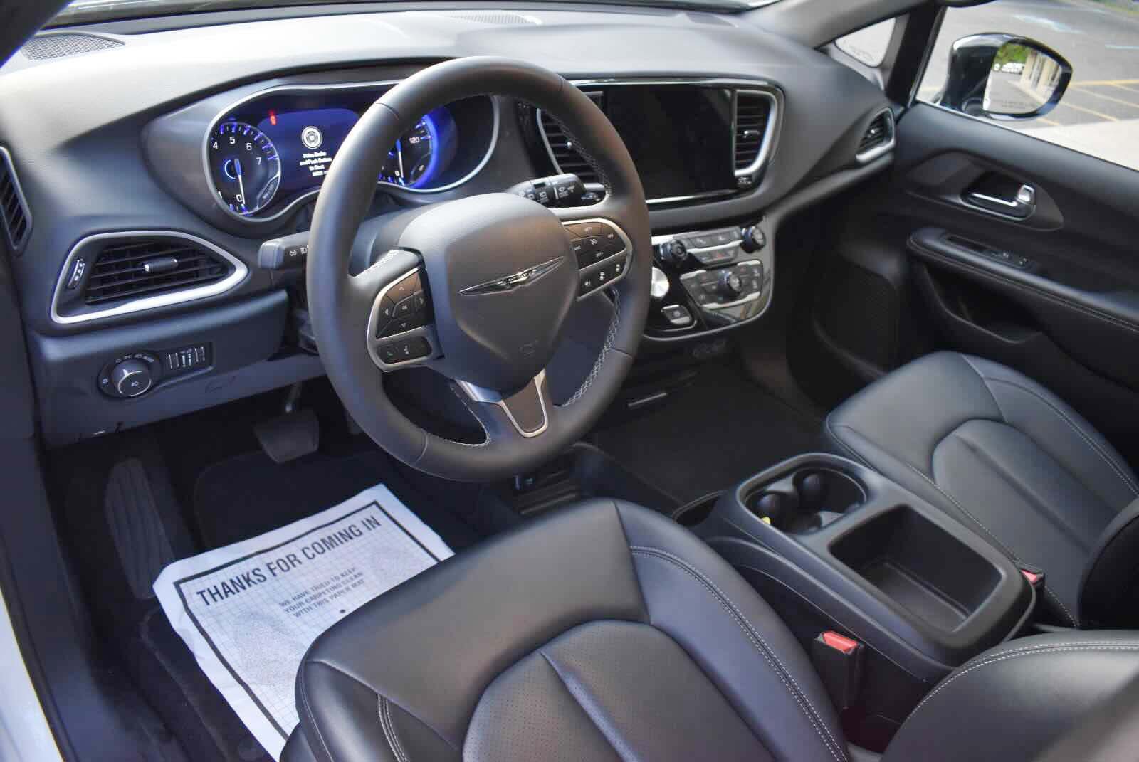 Used 2025 Chrysler Pacifica Select FWD image 11