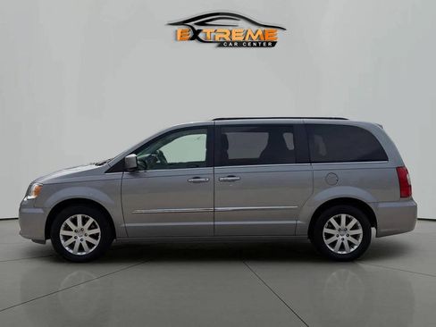Used 2016 Chrysler Town & Country Touring w/ Driver Convenience Group FWD image 3