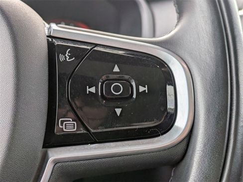 Certified 2022 Volvo XC90 T6 Momentum image 34