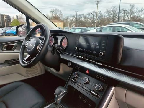 Certified 2024 Kia Carnival LX image 32
