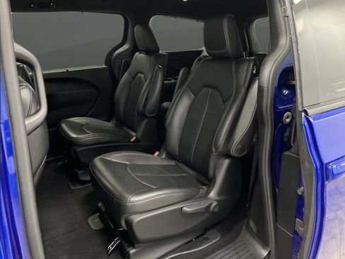 Used 2020 Chrysler Pacifica Touring-L w/ S Appearance Package image 30