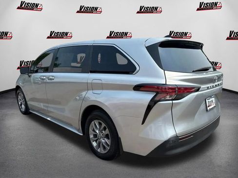 Used 2022 Toyota Sienna XLE image 7