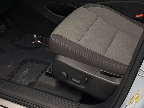 Used 2024 Volvo XC40 B5 Core image 11