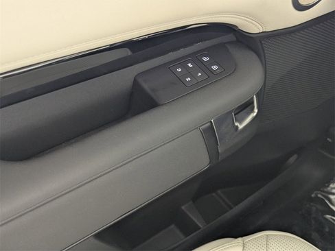 Used 2025 Land Rover Discovery S image 16