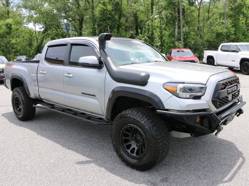 Used 2021 Toyota Tacoma TRD Off-Road w/ Technology Package AWD/4WD image 10