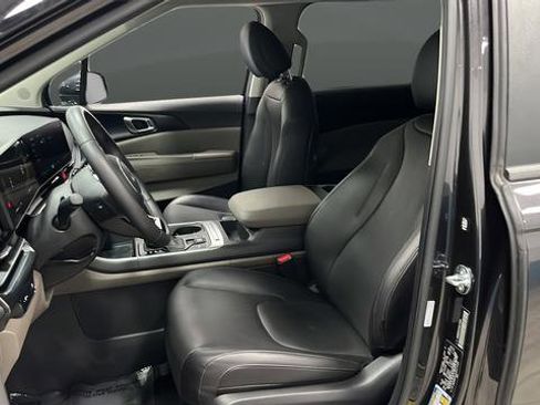 Used 2025 Kia Carnival FWD image 9