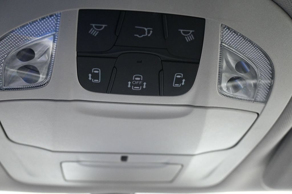 Used 2023 Chrysler Pacifica Touring-L FWD image 17